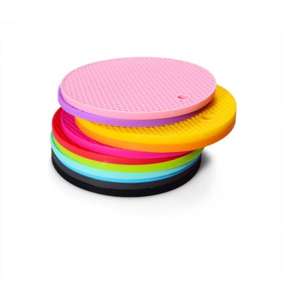 Hot Pot Silicone Mats with a Diameter of 17.5 cm, Thickness of 0.7 cm, Honeycomb Concave-convex Texture, and Hanging Holes 