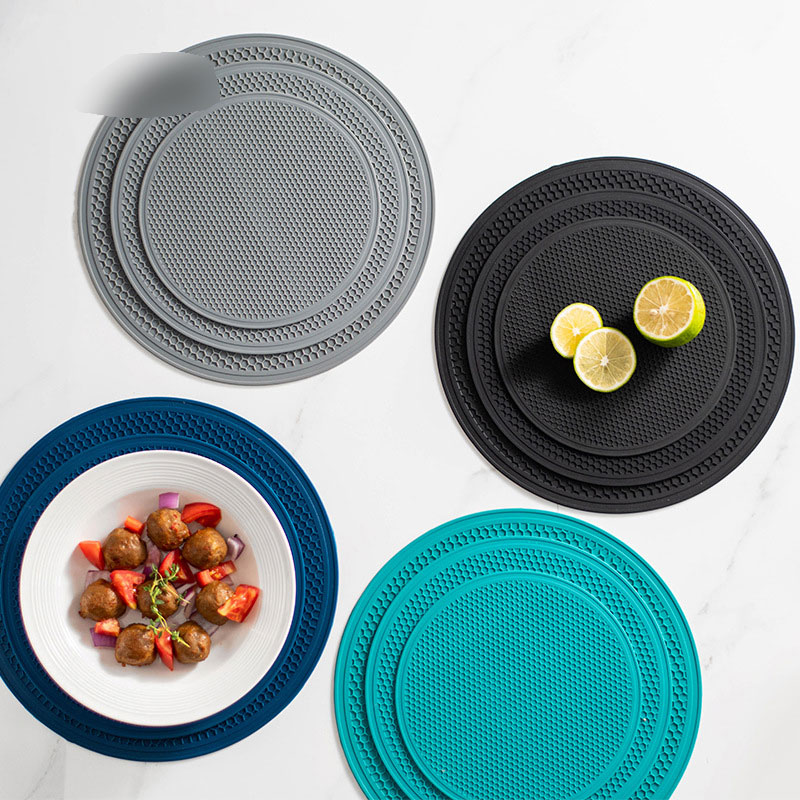 Circular Silicone Mats with Hanging Holes for Dining Tables, Heat Dissipation, Raised Lines and Heat Insulation Pads